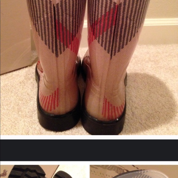 Super cute Burberry rain boots - Picture 3 of 5
